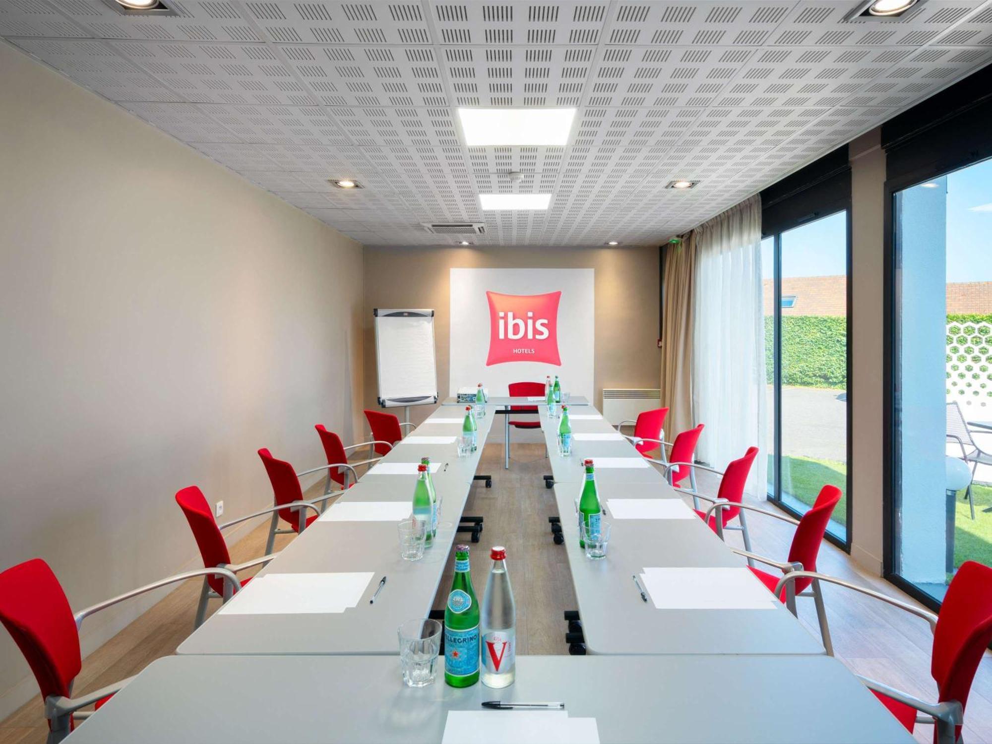 Готель Ibis Cergy Pontoise Le Port Екстер'єр фото